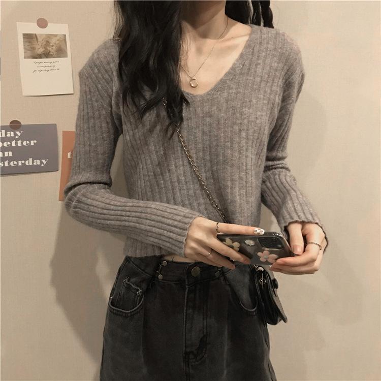 V-neck inner solid color knitted sweater women's autumn and winter 2025 new design niche sweater short