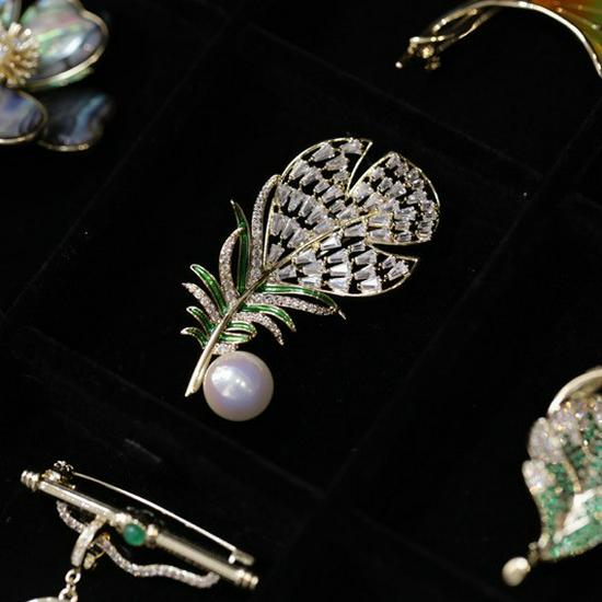 Bo Xin Yun Women's Exquisite High-End Pearl Feather Brooch - Modern Chinese Style Lapel Pin