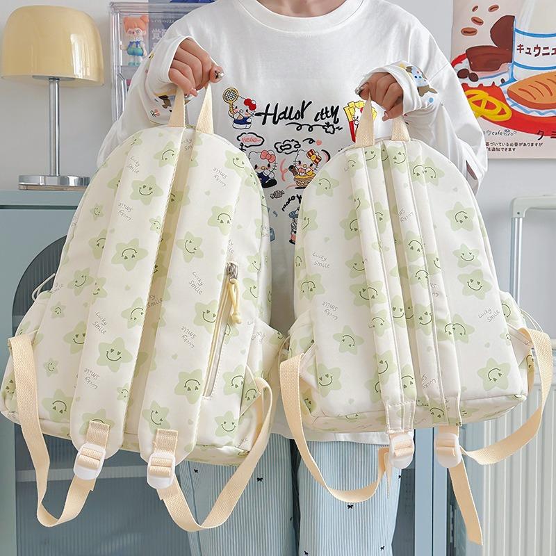 Nowy tornister jest wysokiej jakości, świeży, słodki i uroczy, a plecak w gwiazdki to lekki plecak podróżny dla uczniów gimnazjum.