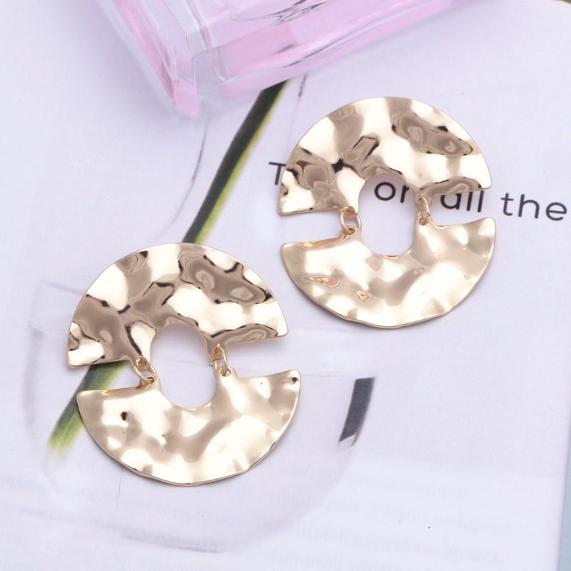 Винтажные рельефные серьги в европейском и американском стиле в Гонконге: Смелый, ретро, модный дизайн круга для элегантного вида золотой