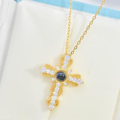 Collana Croce a Proiezione, Personalità Trendy Versatile Femminile, Ciondolo Micro-Intarsiato, Raffinata Catena per Clavicola