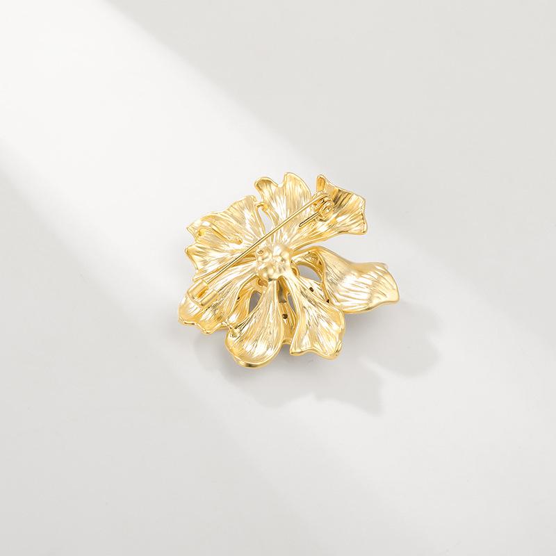 Bo Xin Yun Peony Brooch: Elegant High-End Chinese Style Pin for Suit or Cheongsam - Exquisite and Trendy Gift.