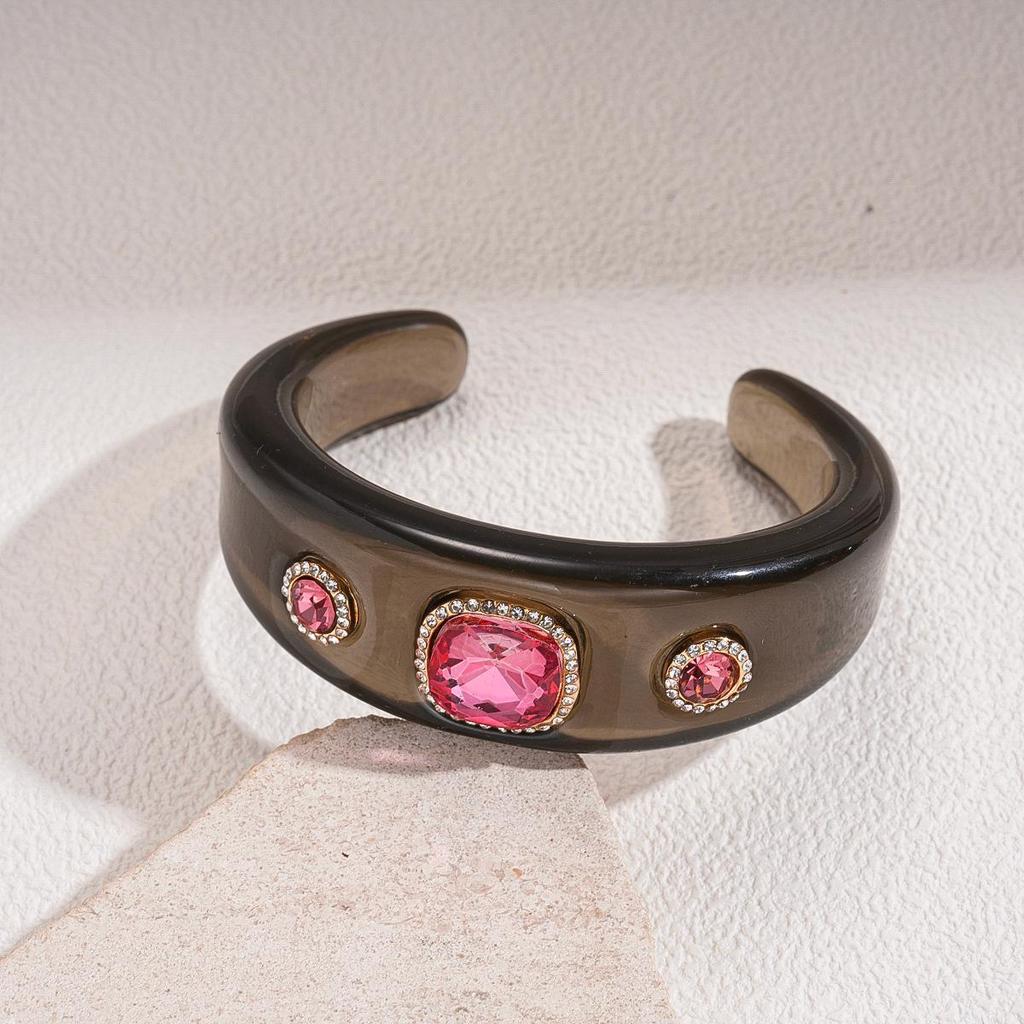 Unique Retro Resin Bracelet: Personalized Fashion Jewelry for Women
