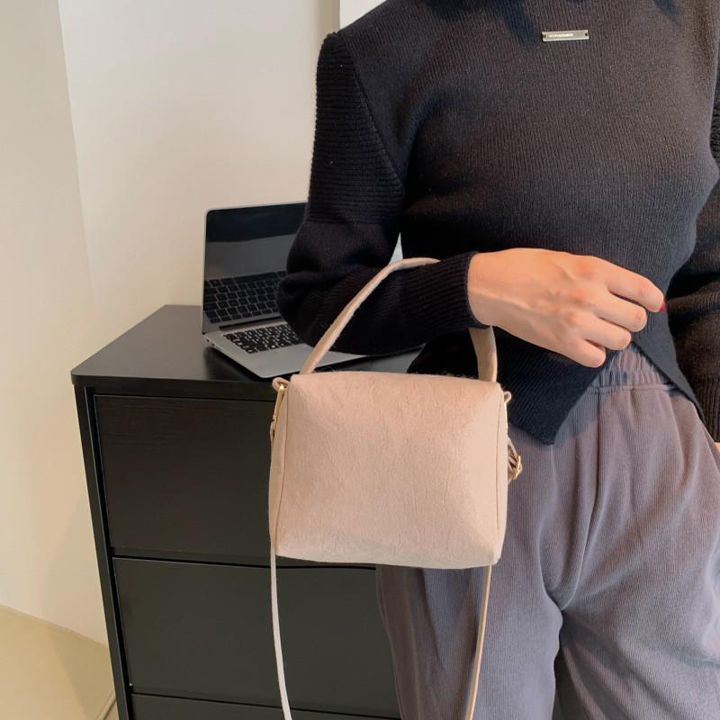 Trendy 2023 Ladies Bag Spring New Retro Casual Commuting Shoulder Bag Minimalist Design