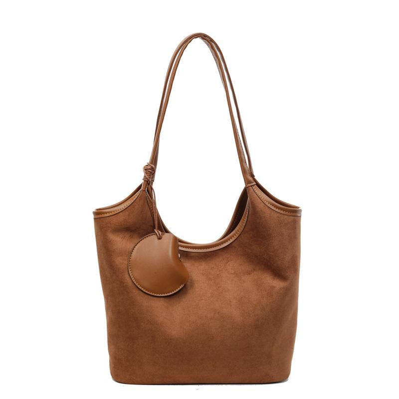 

Ретро новая замшевая сумка женская нишевая ретро текстурная сумка на плечо подмышку простая портативная сумка-пельмень free small bag. коричневый