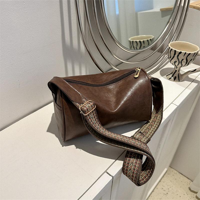 

2024 spring new niche design single shoulder armpit bag Korean version fashionable simple casual commuter messenger small square bag