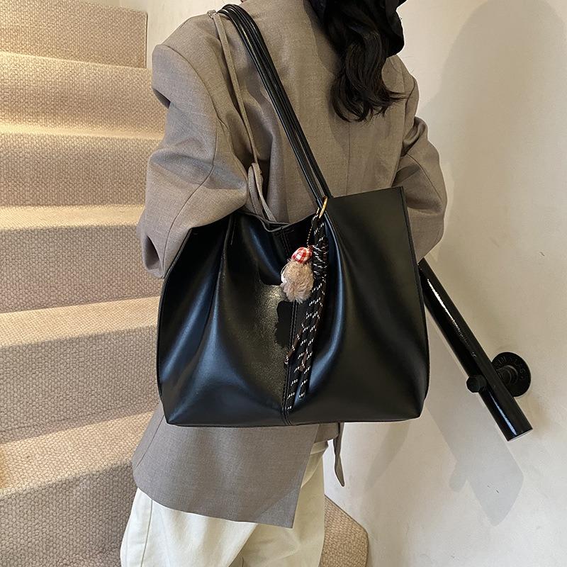 Premium Tote Bag Women's Large Capacity New Winter Popular Retro Versatile Shoulder Bag Commuter Bag