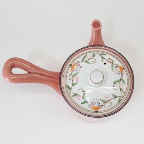 This lightweight teapot features a floral a 9cm and a 350ml Its delicate pink design features a comfortable handle and a stainless steel perfect for