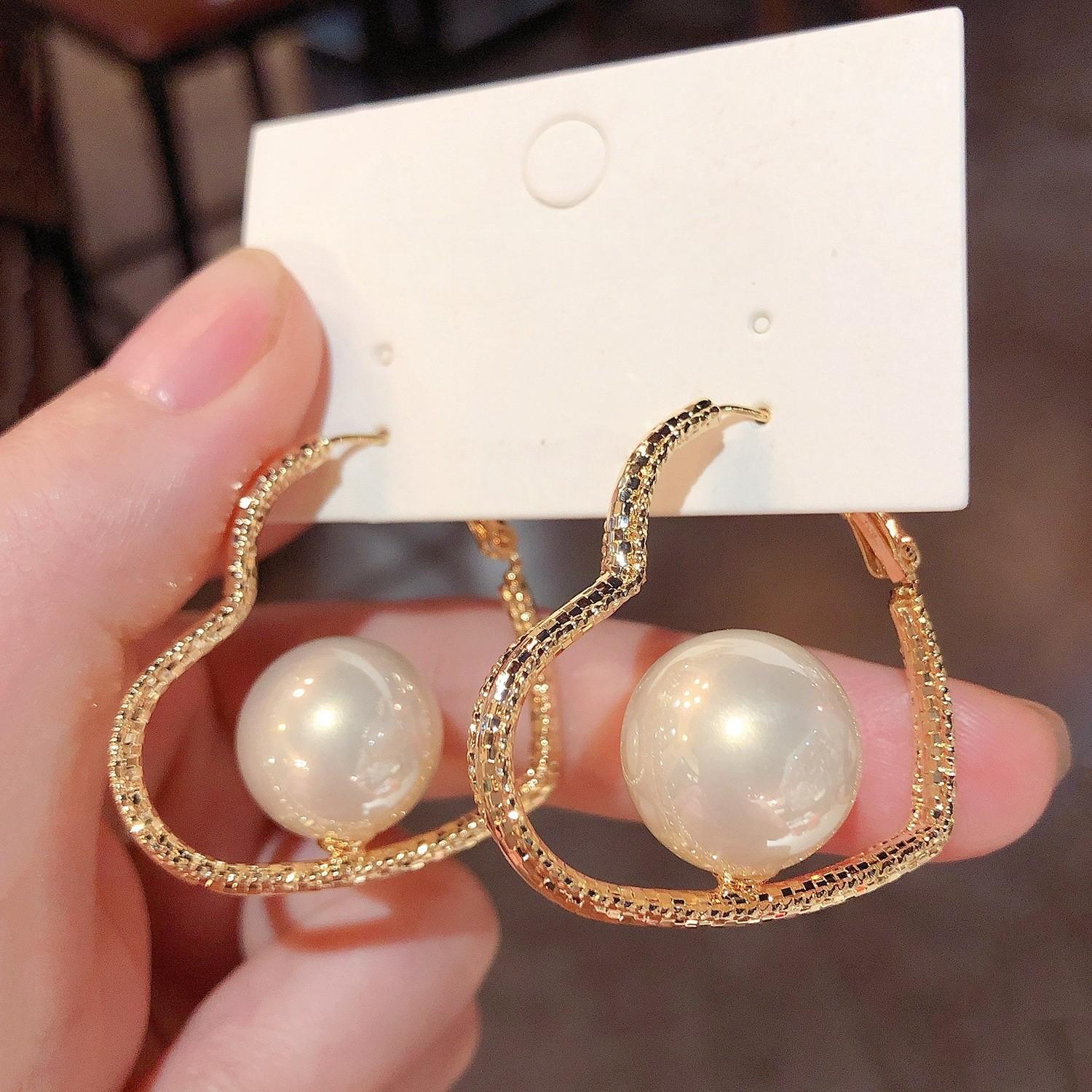 

Simple fashion love pearl earrings femininity high-end earrings ear buckles exaggerated personality versatile earrings new золотой