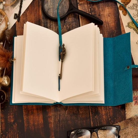 15,24 cm Premium Leder Tagebuch mit Metallschlüsselverschluss und recyceltem handgeschöpftem Papier Blau