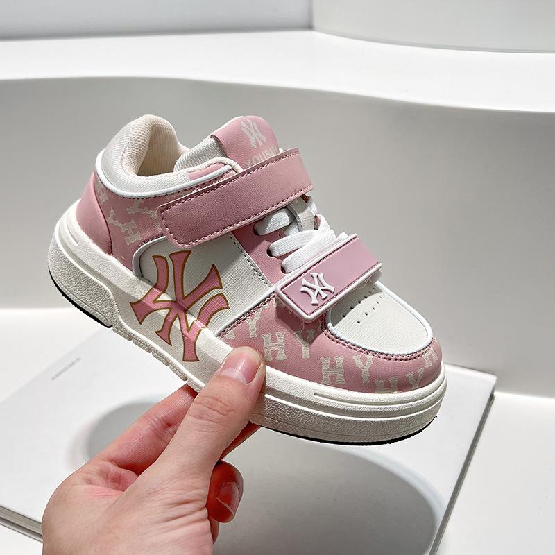 

Children s sports shoes autumn new boys board shoes casual shoes non-slip soft-soled white shoes girls shoes velvet 23-25 yards, 5 pairs in one hand