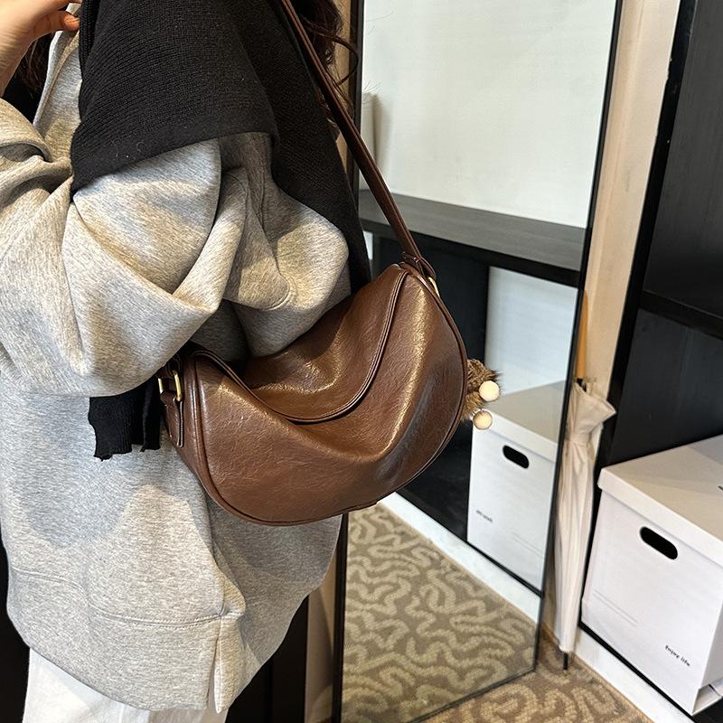 Retro Popular Bag Women's New Niche Design Commuter Shoulder Bag High-end Fashion Messenger Dumpling Bag