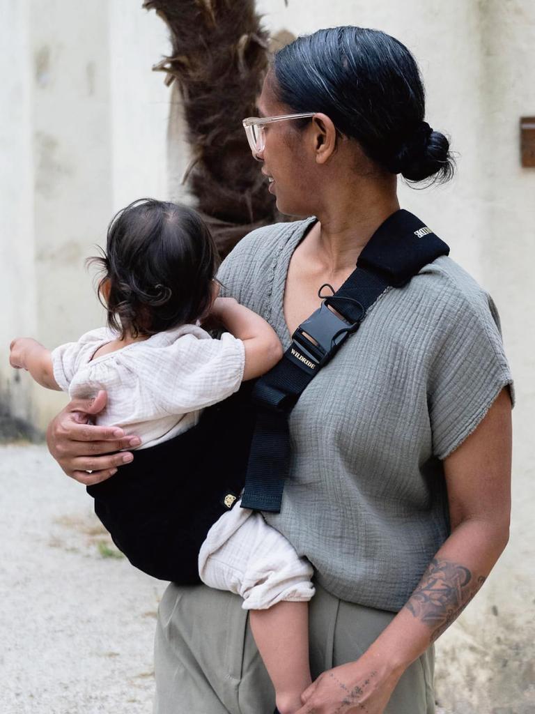 WILDRIDE Active Carry Ramenní popruh pro miminka Skládací kompaktní 20kg Wildride Basic Collection Černá