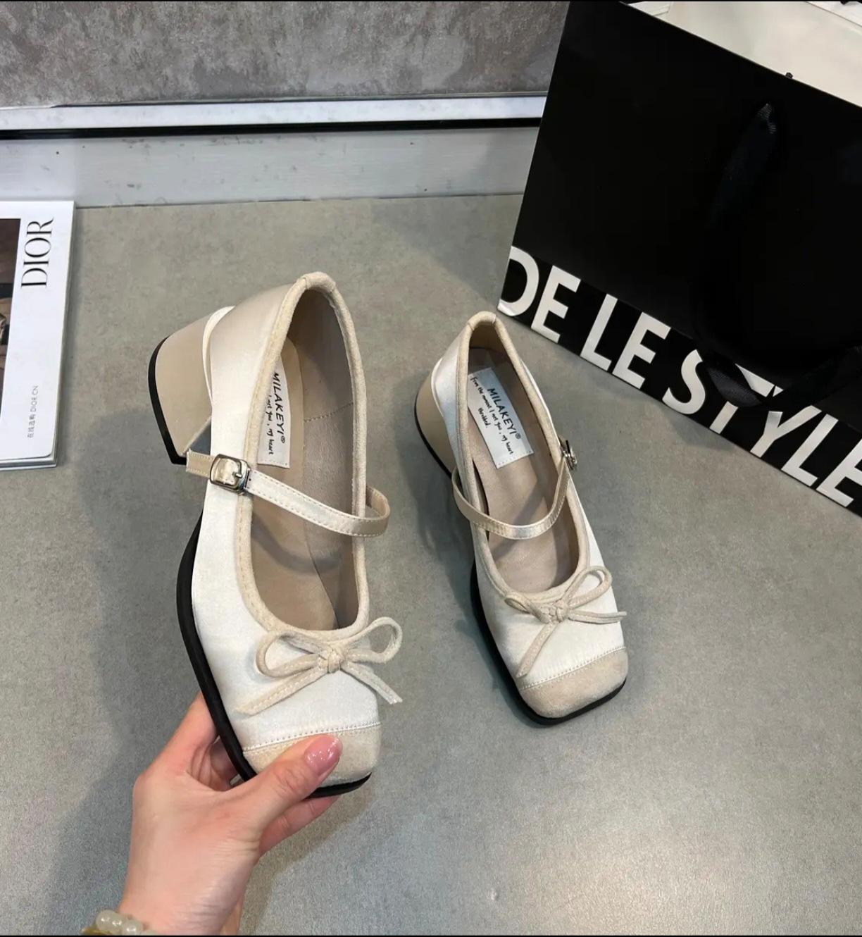 

2025 весна и лето новые атласные туфли с бантом на квадратном каблуке Мэри Джейн подковообразный каблук однотонные туфли с пряжкой в виде одного слова 40