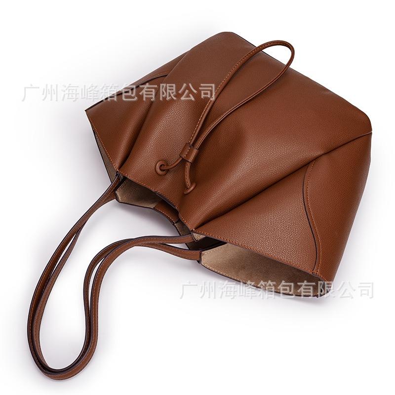 Spring new products, women's bags, detail decorative shoulder straps, versatile commuter large-capacity shoulder tote bags.