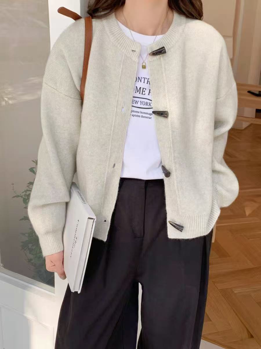 

Свитер-пальто с круглым вырезом и пуговицами-рожками для женского осенне-зимнего сезона. Новый свободный, ретро однотонный, универсальный вязаный кардиган. one size хаки