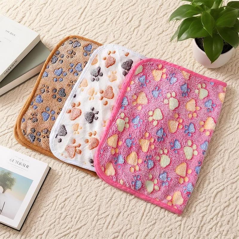 Pet Flannel Blanket: Cozy Quilt for Cats and Dogs - Autumn & Winter Style Bed Blanket and Sleeping Pad.