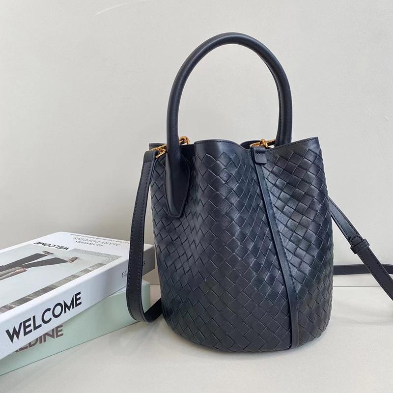 New woven bucket bag leather women's fashion portable messenger bag child and mother bag niche design portable