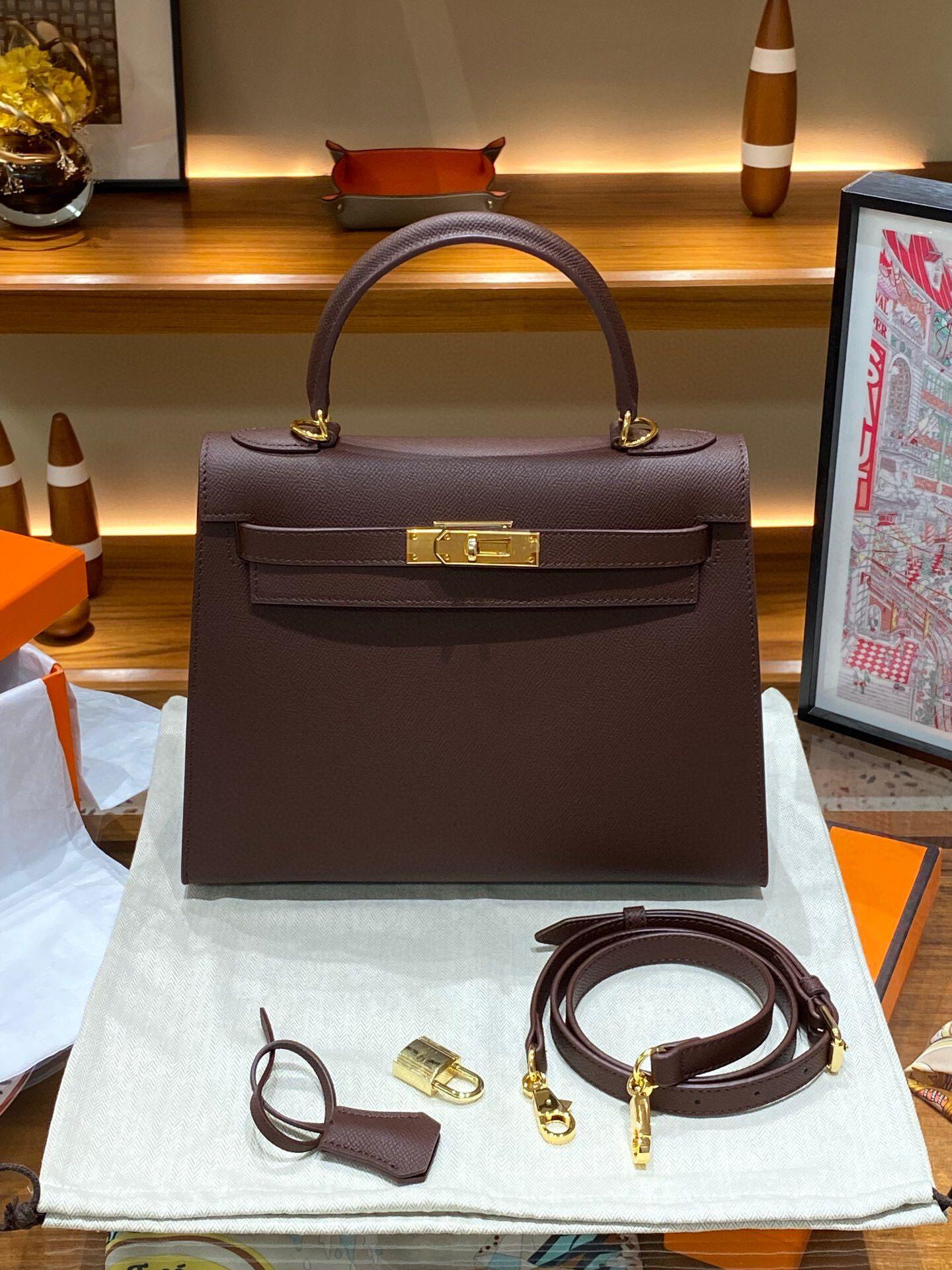 

Это высококачественная сумка из кожи Epsom, изготовленная на заказ для женщин.. Это вместительная сумка-кроссбоди на одно плечо для поездок на работу, изготовленная из коровьей кожи. 28x10x22cm