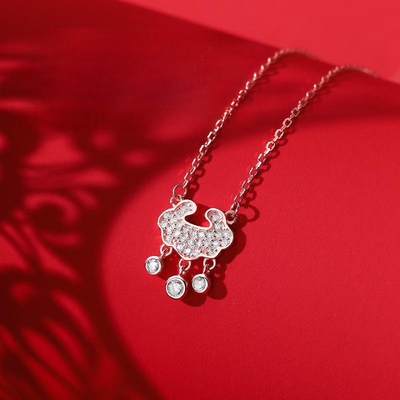 Safety lock necklace Female tide collarbone chain Light luxury niche high-end design sense does not fade