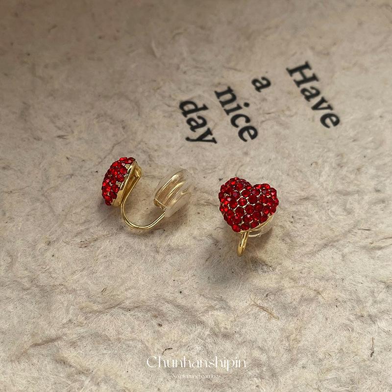 Simple peach heart ear clips, women's no ear piercings, red full diamonds, personalized earrings, fashionable temperament,mosquito coil disc earrings.