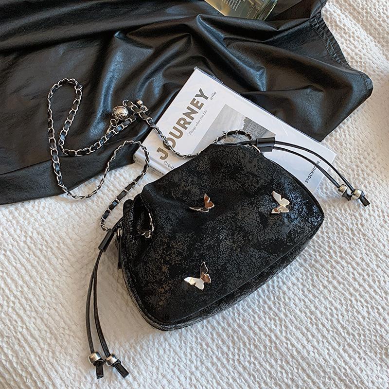 

2024 лето новая сумка через плечо в этом году популярная портативная сумка-ведро модная простая женская сумка чёрный