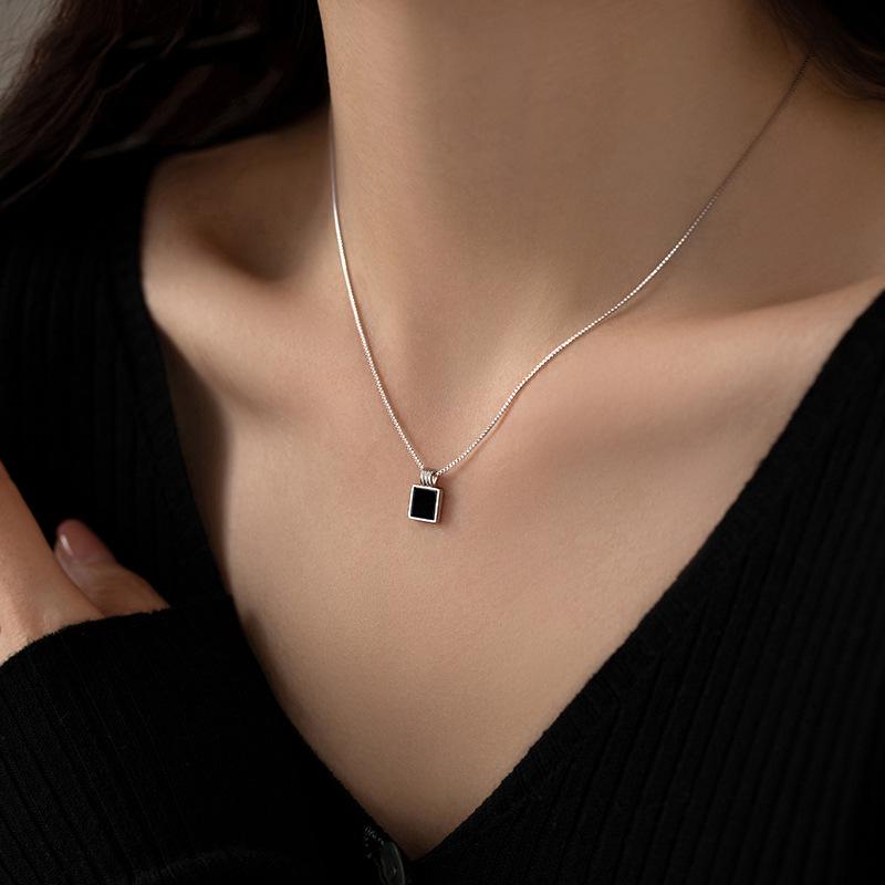 Collier Carré Noir en Argent Sterling: Chaîne clavicule design niche élégant, style froid 2022.