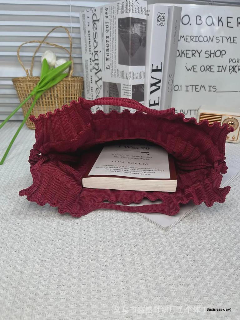 Quan Nara Designer-Rucksack: Beliebtes Plisseegewebe, umweltfreundlich, mit doppeltem Verwendungszweck, aus der Pioneer-Kollektion.