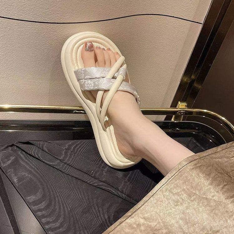 

New Chinese style niche design sense thick bottom sandals women wear 2025 summer new with skirt beach slippers 40