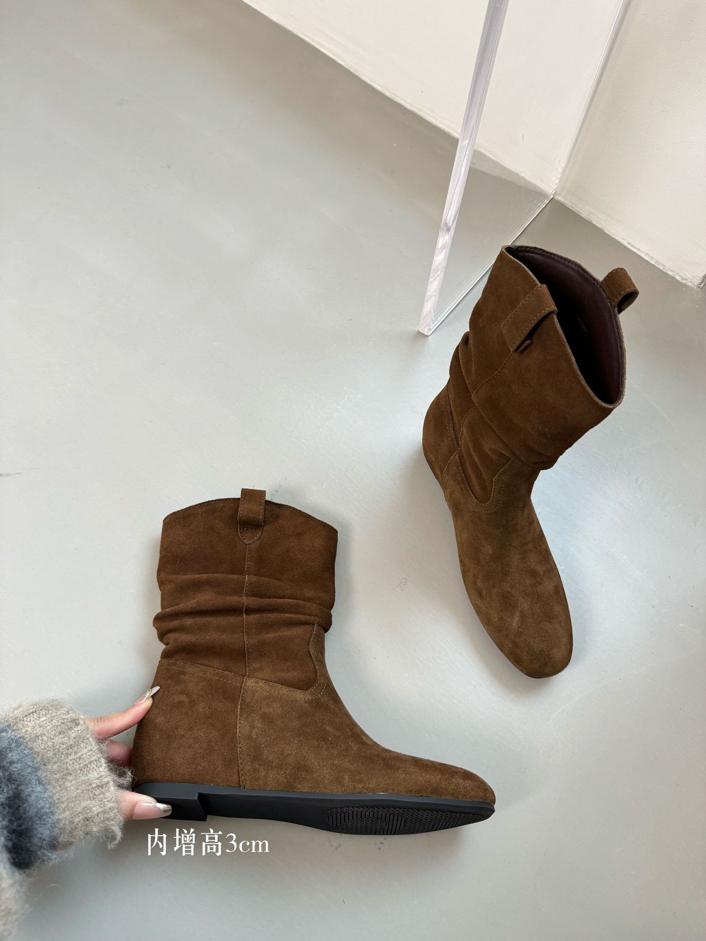 

New spot cowhide version~ retro inner height increase and thin small short boots 2025 boots women s new autumn and winter round head V 40