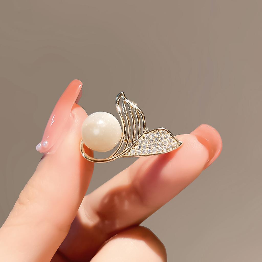 Pearl Fish Tail Brooch Cute Anti-glare Clasp Pin Exquisite Corsage and Niche Collar Pin