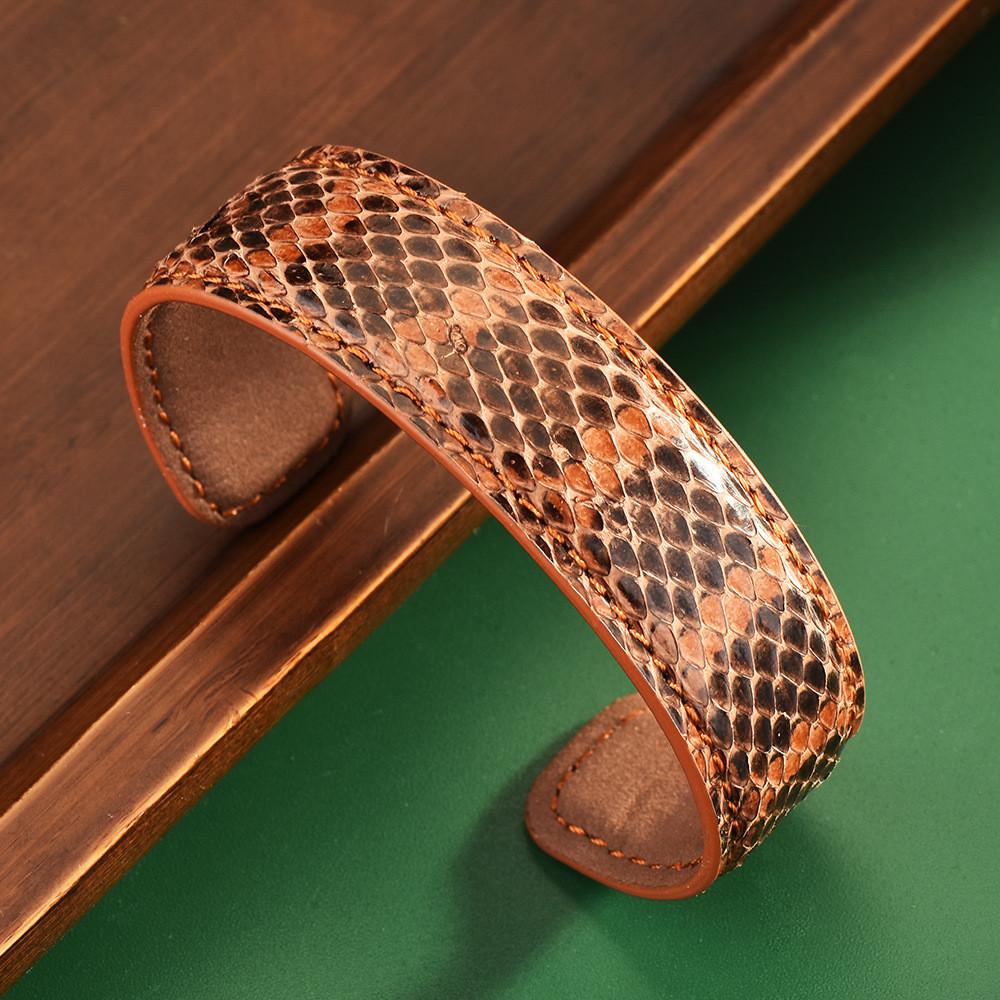 Vintage Leder Armband mit breitem Bündchen für Damen mit geometrischem Design und Herbst-Stil