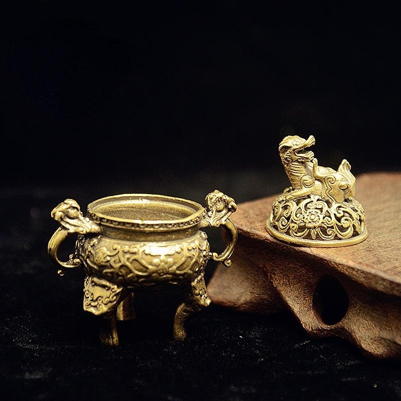 Antique Brass Three Legs Qilin Head Censer Burner Mini Ornaments Chinese Ancient Beast Censer Cover Solid Copper Tea Desk Decor