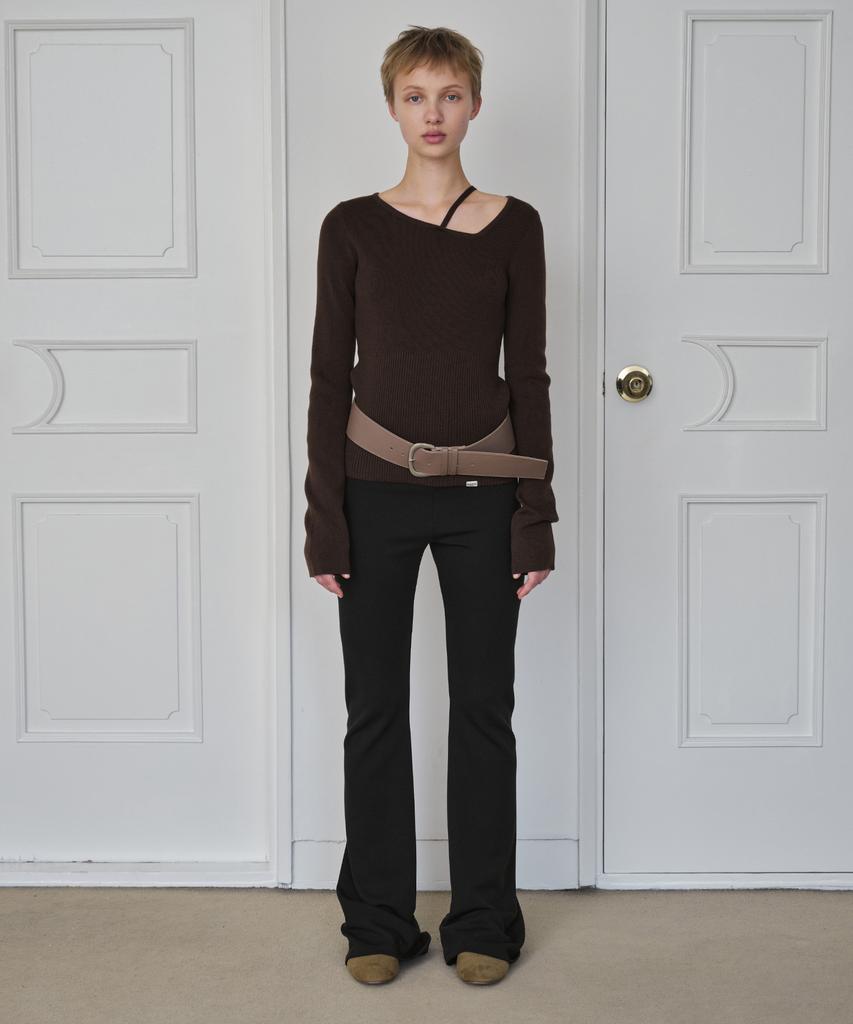 Simeteuligpeosenteu Unbalanced Neckline Knit Top / Brown