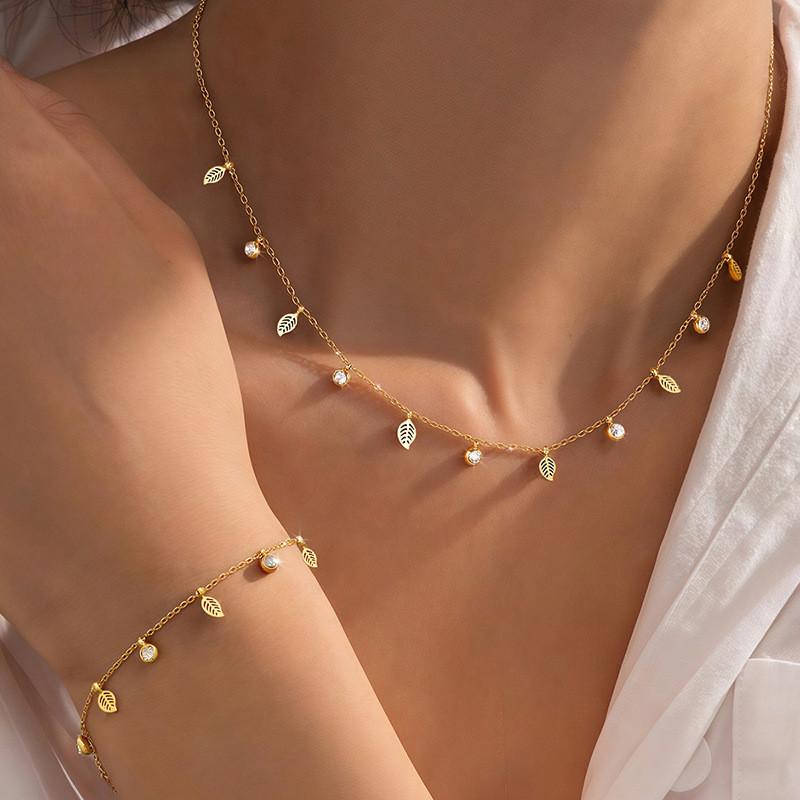 Fashionable Gold Tone Metal Leaf Pendant Necklace With Rhinestone Decoration For Womens Accessories
