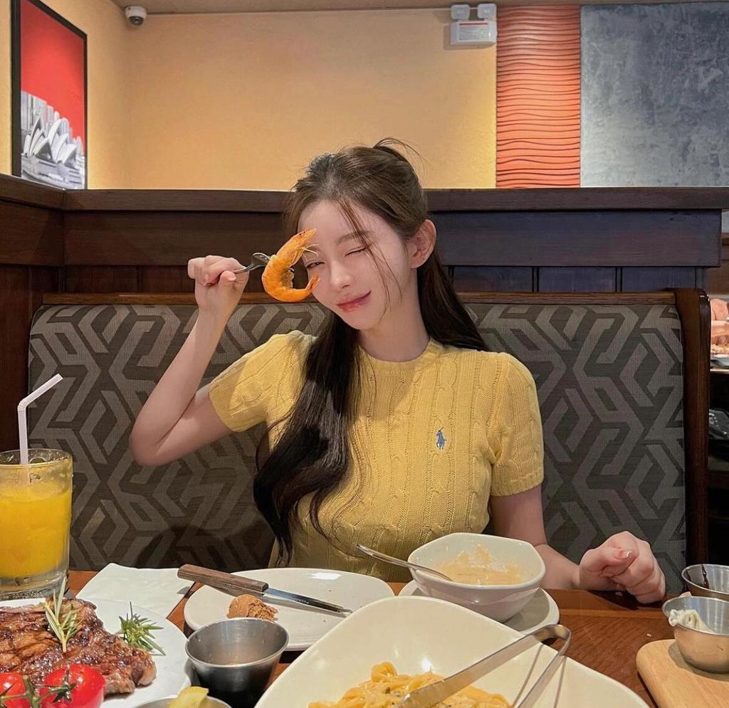 Ralph Lauren Classic Cable Knit Cotton T-shirt with Small Pony Logo, Round Neck, Short Sleeve Pullover.