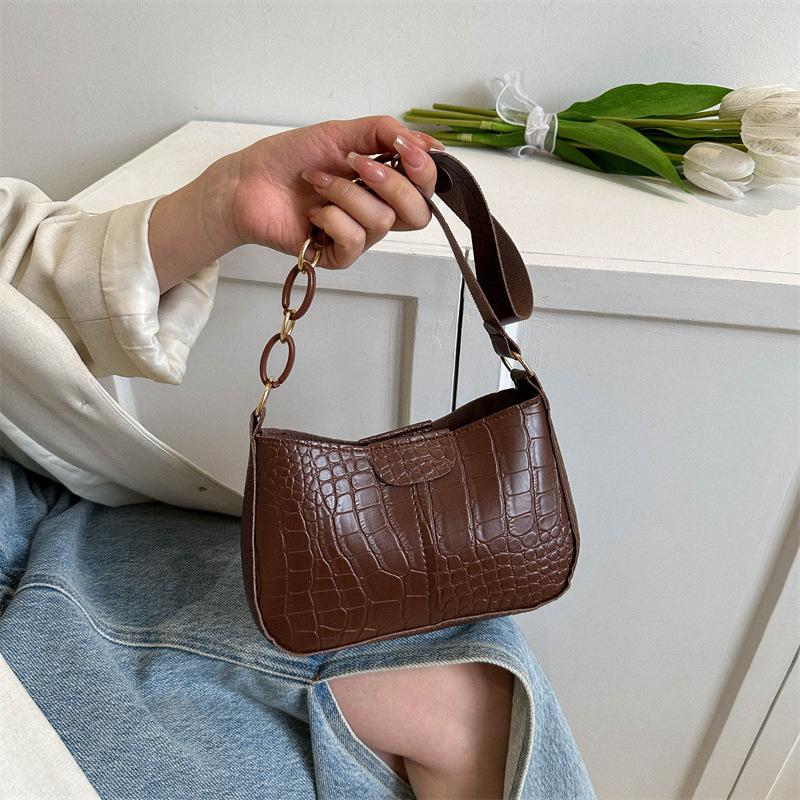 

2024 spring new simple trend single shoulder armpit small square bag this year popular fashion temperament commuter bag women темно-коричневого кольору
