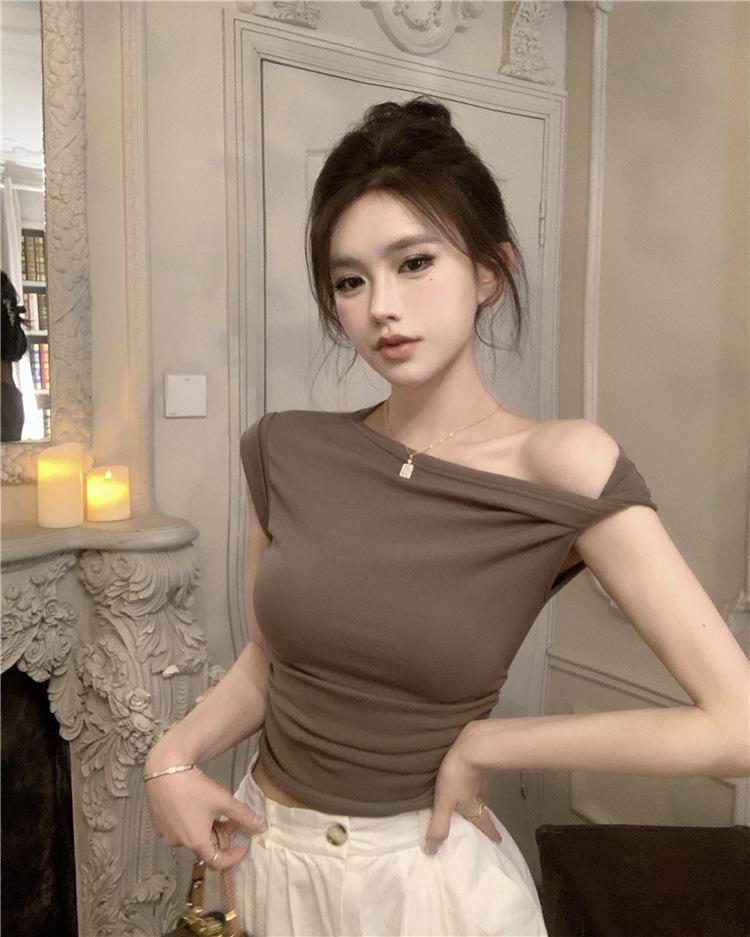 Summer's New Slim-fitting and Thin Sexy Hottie Top Irregular Slanted Shoulder Wrinkled Design Short-sleeved T-shirt Women