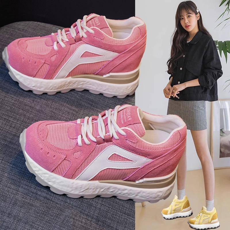 Neue Plateauschuhe für Damen nehmen im Frühling und Herbst zu, sportliche, vielseitige kleine weiße Schuhe haben hohen Wert.