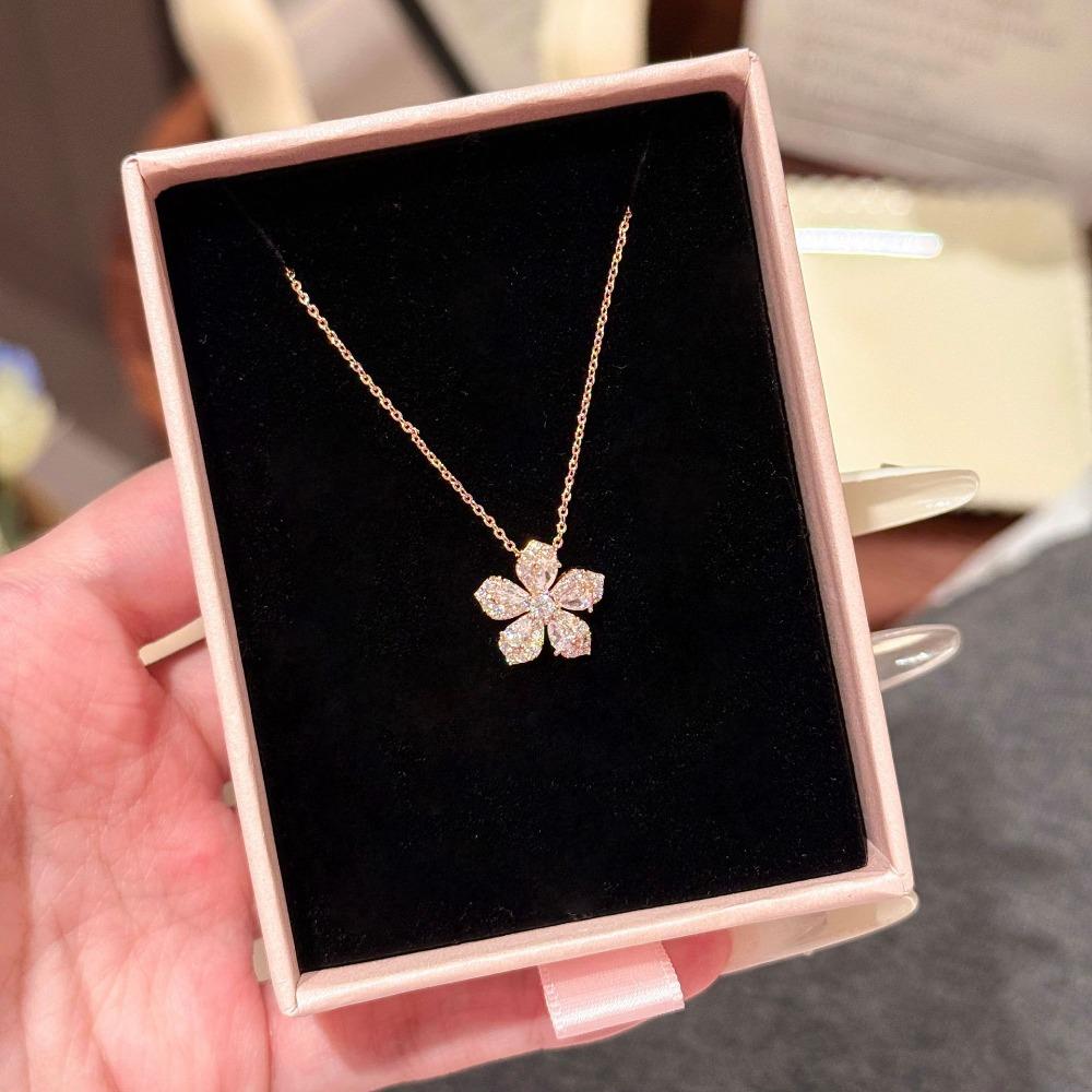 Flower Necklace Luxury Fashion Jewelry with Sparkling Zircon for Women Elegant and Chic