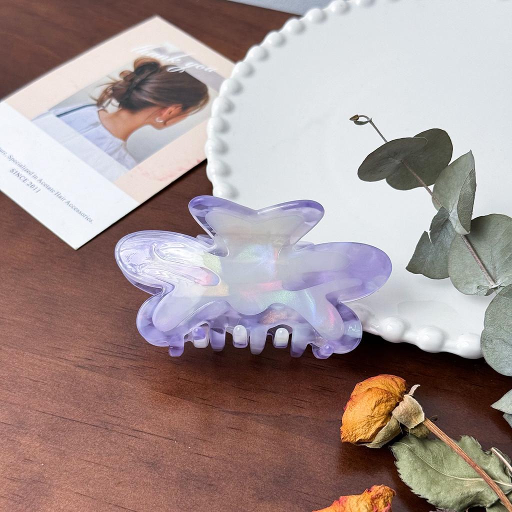 Snyggt och snyggt hårspänne för kvinnor i livfulla prickiga färger för trendiga uppsättningar