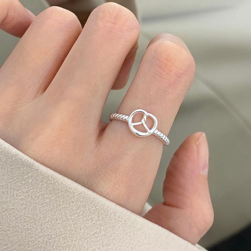Elegant Black Agate Sterling Silver Women's Ring - Retro Design, Colorfast, Light Luxury Jewelry.