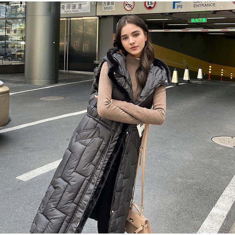 Осенне-зимняя женская куртка-пуховик с капюшоном — фото 7