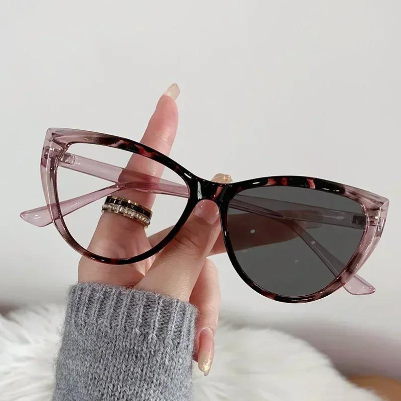 Light Sensitive Color Changing Anti Blue Light Flat Lens Black and White Frame Cat Eye Myopic Glasses Neutral Myopia Spectacles