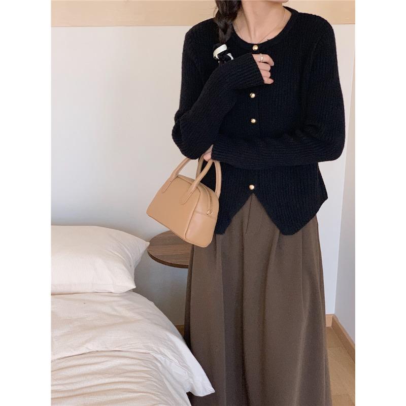 

Нестандартный темперамент трикотажный кардиган с круглым вырезом женский осенний новый приталенный и тонкий мягкий восковой свитер куртка one size fits all чёрный