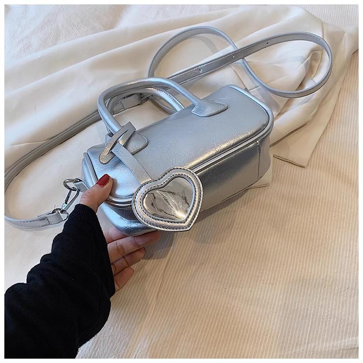 Bag 2024 New Bag High-end Texture Niche Messenger Bag Fashionable Versatile Summer Silver Shoulder Handbag