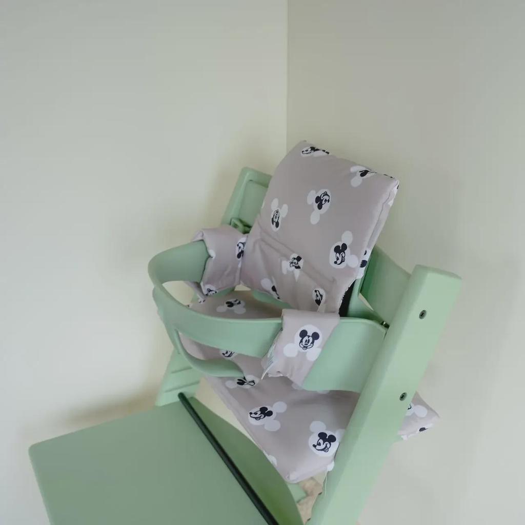 Stokke Kinder-Esszimmerstuhl: Neuer Stil, schmutzabweisend, verdicktes, tragbares, abnehmbares Kissen mit Rückenlehne