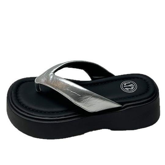 Małe klapki na grubej podeszwie dla kobiet do noszenia latem 2025, nowe wysokiej klasy srebrne japonki z odkrytymi palcami, fajne kapcie