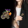 Bezaubernde Hexe auf Fahrrad Kürbis Brosche Legierung Schmuck Accessoire Für Halloween Outfit