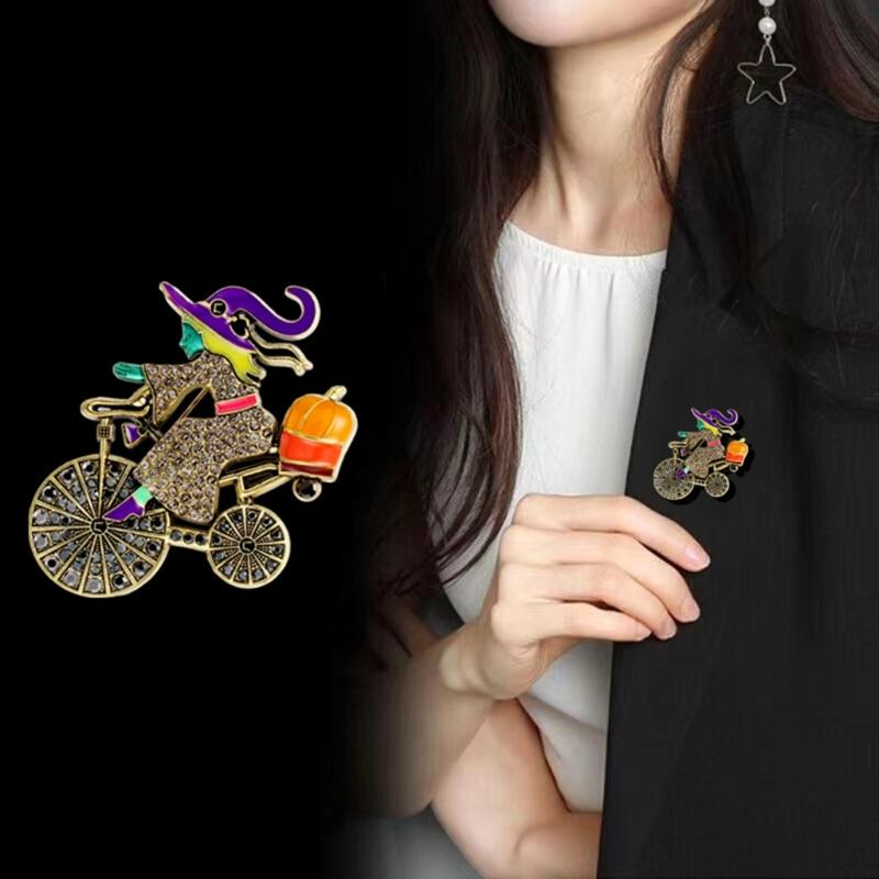 Bezaubernde Hexe auf Fahrrad Kürbis Brosche Legierung Schmuck Accessoire Für Halloween Outfit